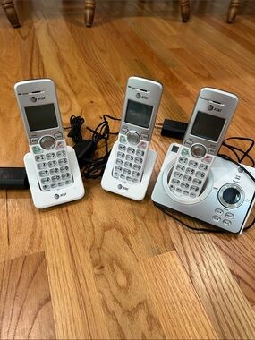 AT&T Cordless Phone Set EL52319 3 phones and answering machine dock handheld
